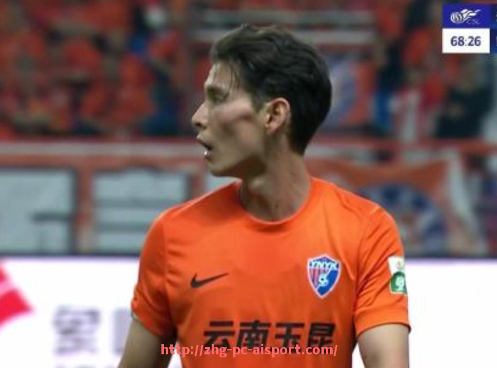 爱体育-英超球员眼神交流在场上配合中的战术意义